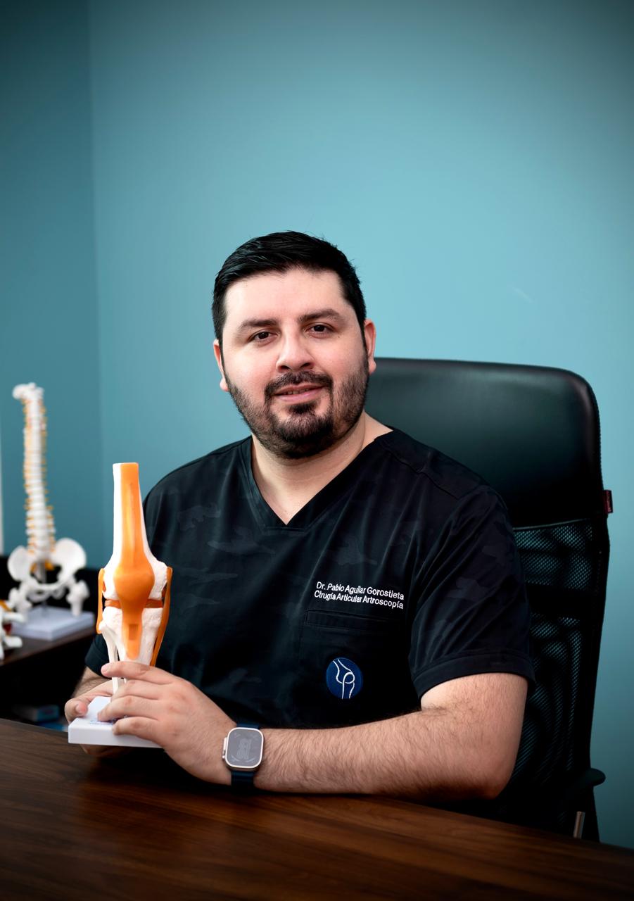 Dr. Pablo Aguilar en consultorio