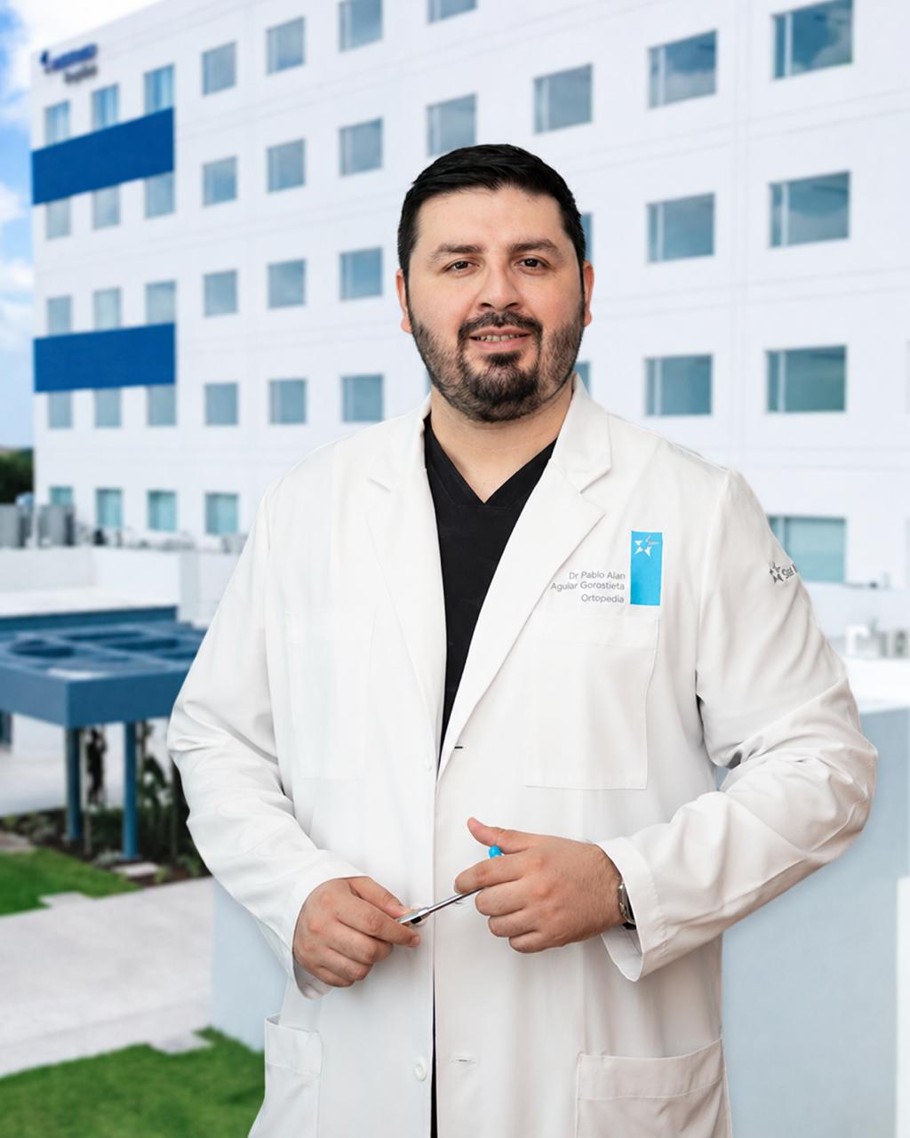 Dr. Pablo Aguilar Gorostieta con bata médica